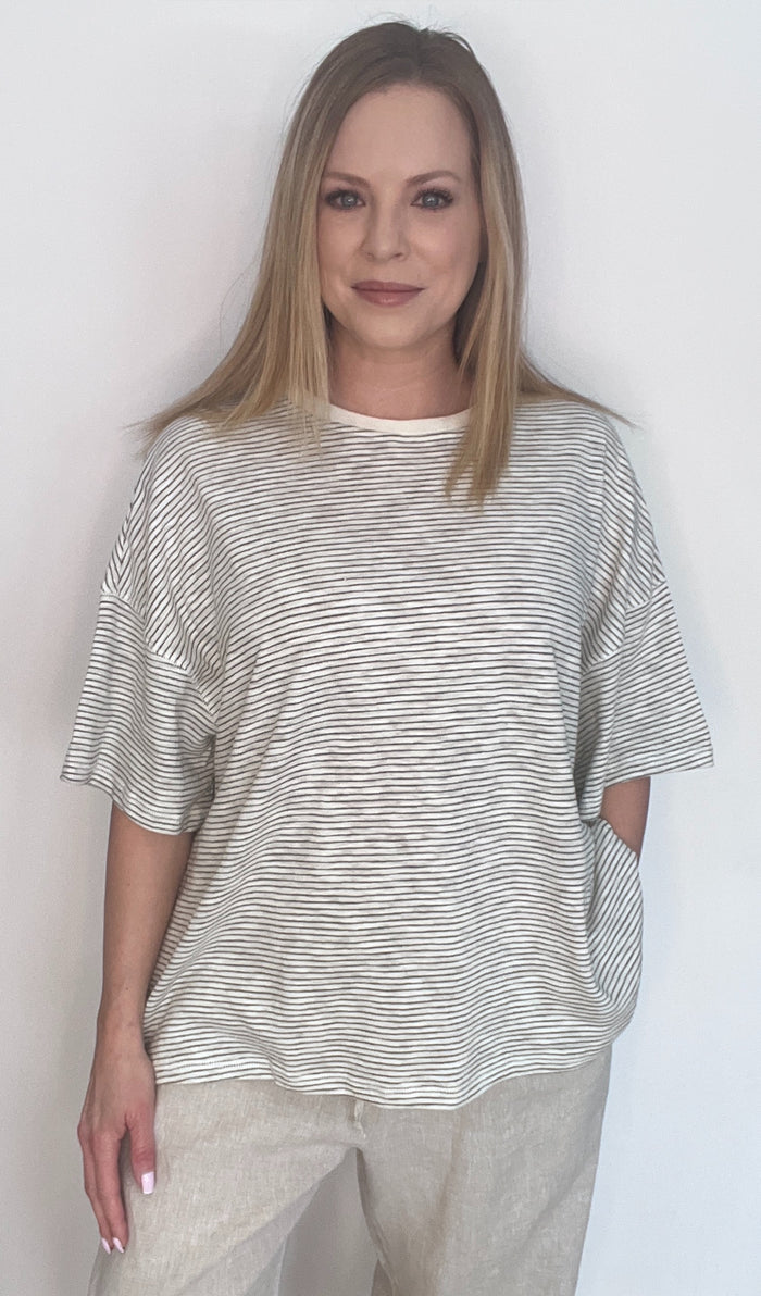 Elevated Essential Tee-Cream/Black