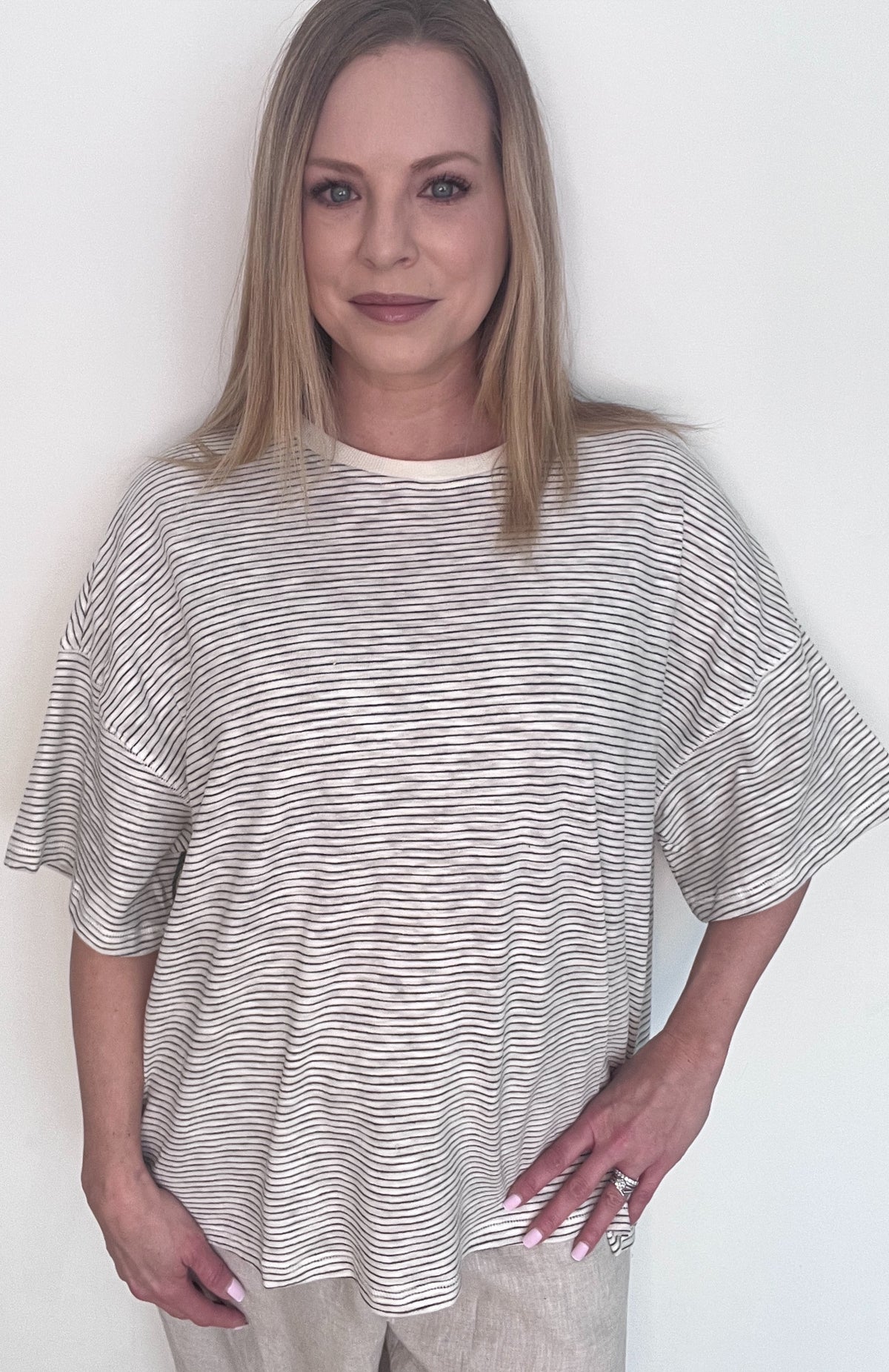 Elevated Essential Tee-Cream/Black